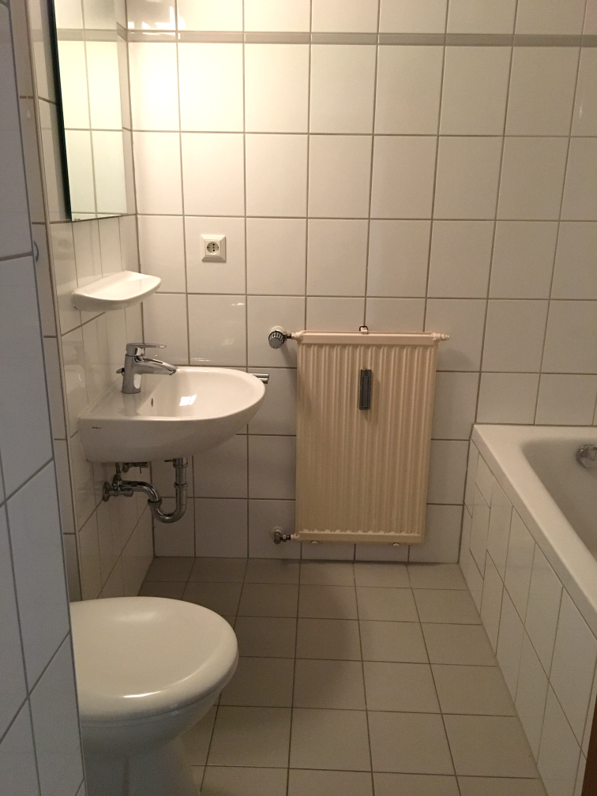 Bad der 2-Zimmer-Wohnung in der Heerstrasse 23
