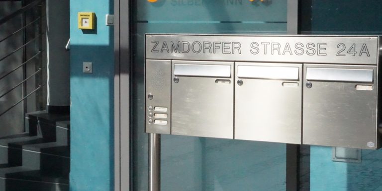 Eingangsbereich des Bürogebäudes in der Zamdorferstrasse 24a