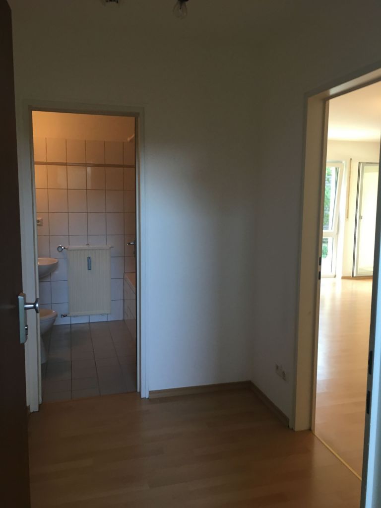 Flur 2 768x1024 - Renovierte 2-Zimmer-Wohnung mit Balkon in Obermenzing