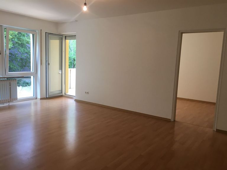 Wohnimmer 1 768x576 - Renovierte 2-Zimmer-Wohnung mit Balkon in Obermenzing