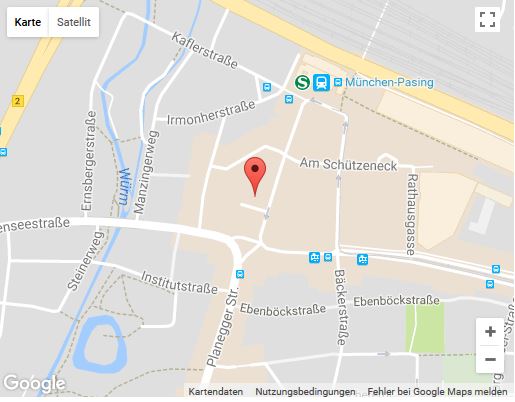 Kartenausschnitt von München-Pasing, der eine rote Stecknadel zur Kennzeichnung eines bestimmten Standorts zeigt. Benannte Straßen in der Umgebung sind Planegger Straße, Am Schützeneck, Institutstraße und Ebenzinger Weg. Die S-Bahn-Haltestelle München-Pasing ist ebenfalls auf der Karte markiert.